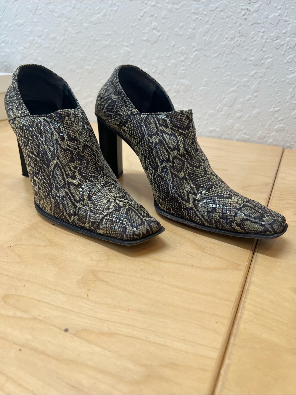 bebe Snake-Print High Heels bootie - Black/Tan size 8,5. Made in Italy